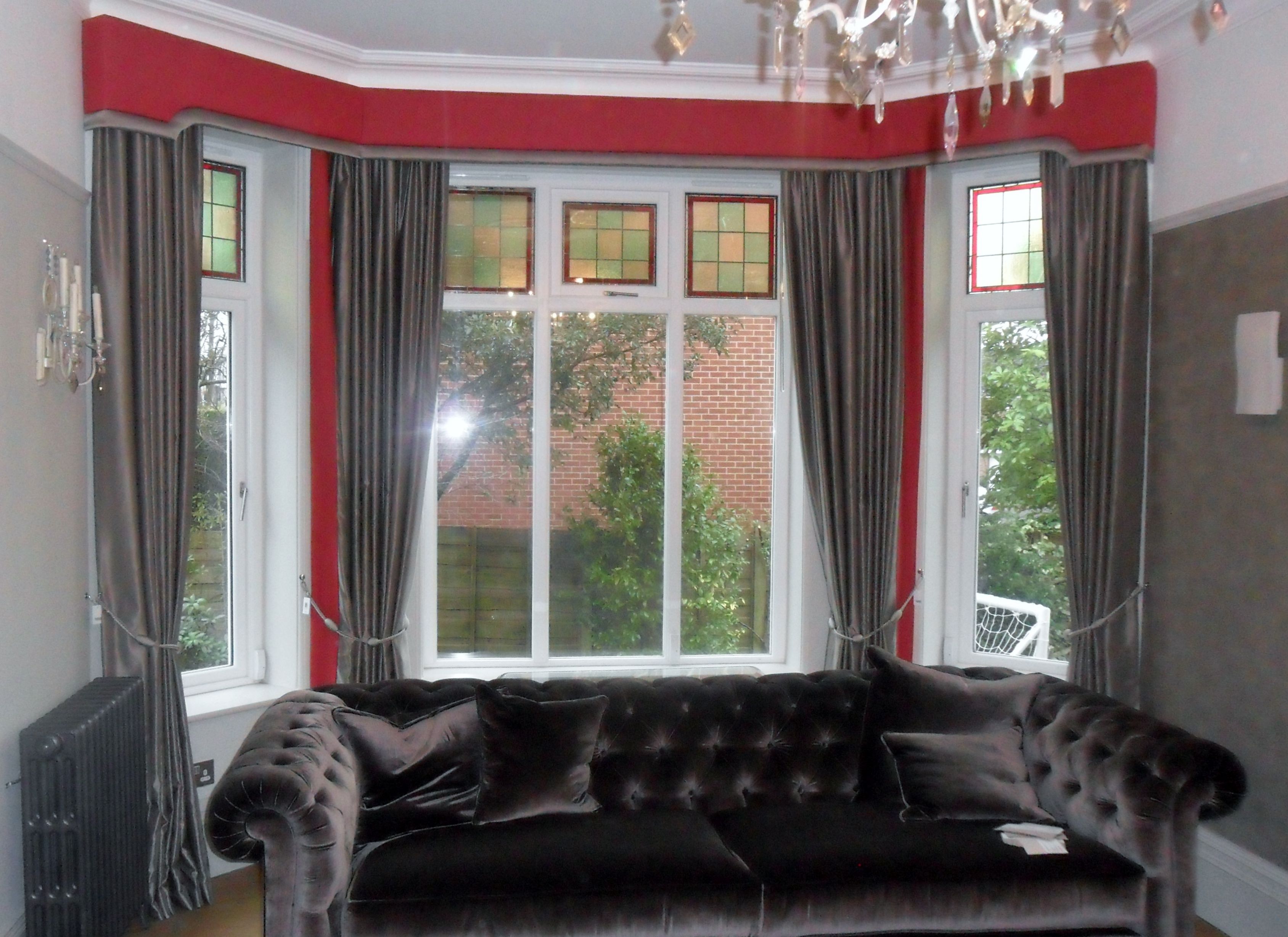 Elegant bay window pelmet with shaped ends and contrasting border. These work really well with the coordinating curtains.