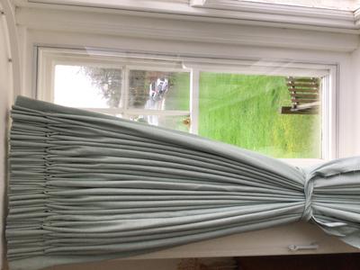 Left side showing 40cm wide wall behind curtain 